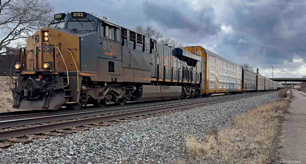 CSX 3133 leads I018.